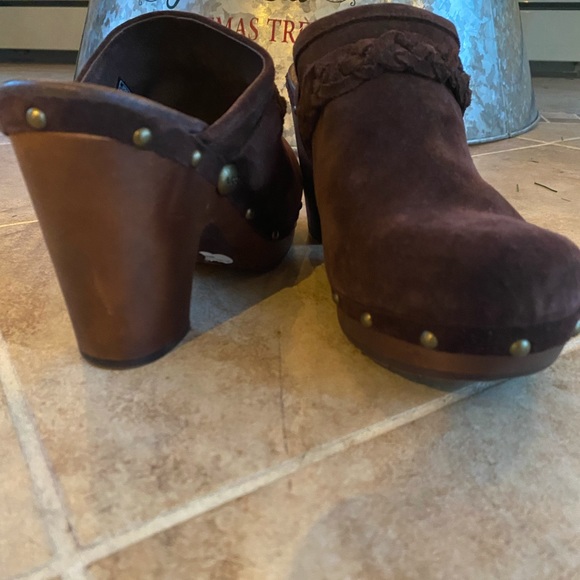 UGG chocolate color slip on heals - Picture 3 of 5